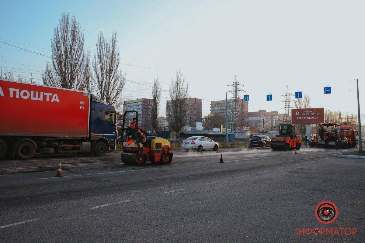 Комунальники ремонтують дорогу