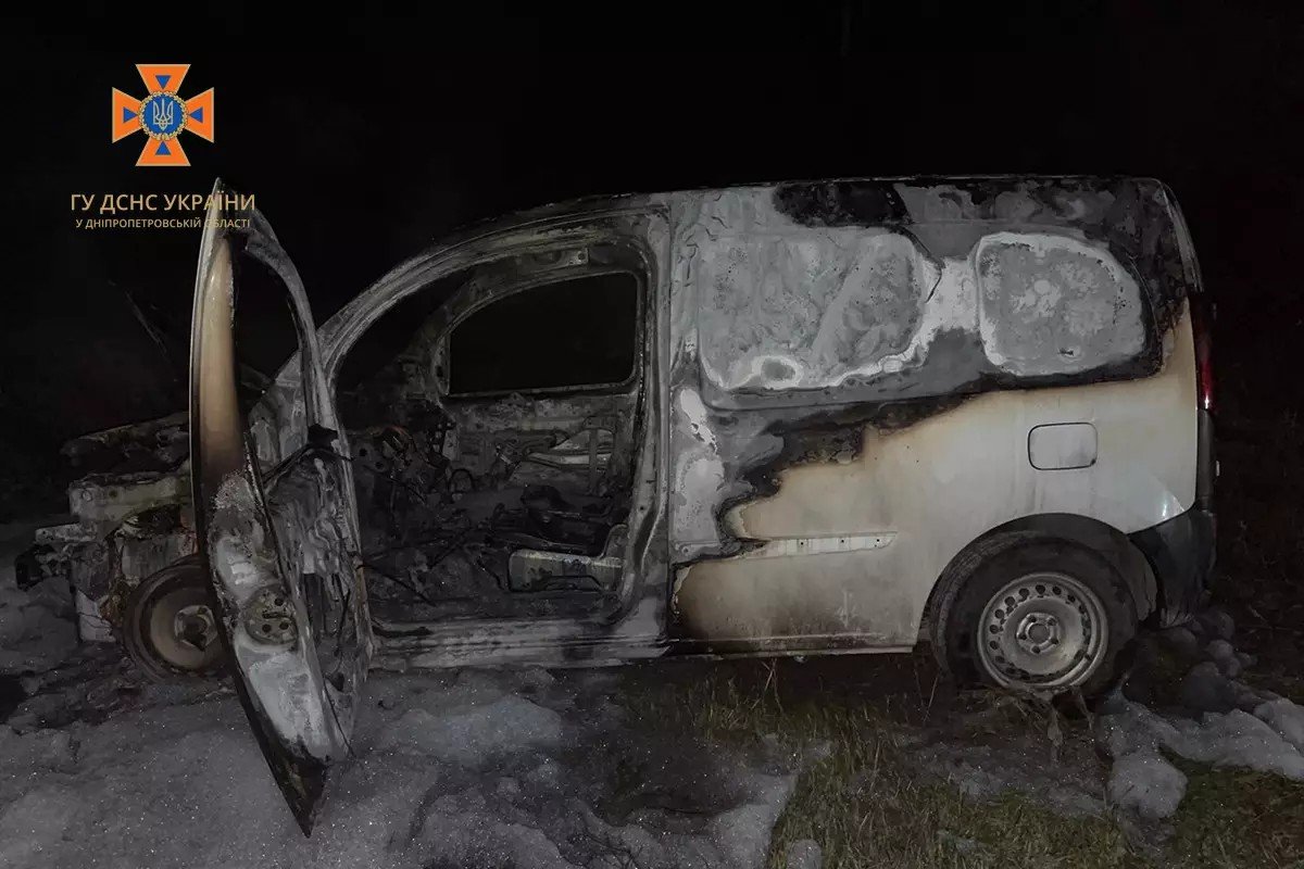 Там зайнялась автівка Там зайнялась автівка