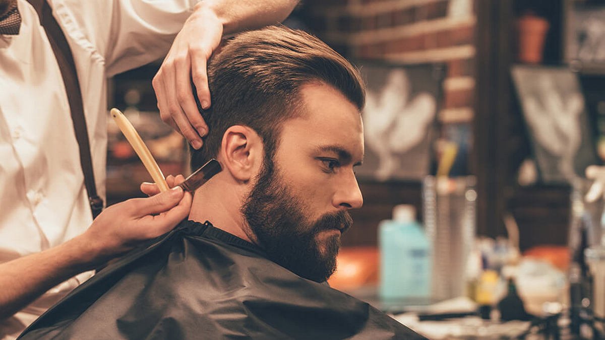 Стрижки, бритье и настоящая мужская атмосфера: где в Днепре привести в порядок прическу и бороду