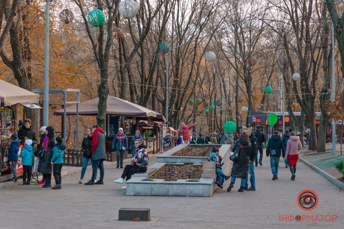 У парку дуже багато людей У парку дуже багато людей