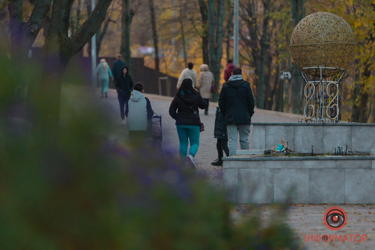 Вони всією родиною виходять у парки чи гуляють по Набережній Дніпра Вони всією родиною виходять у парки чи гуляють по Набережній Дніпра