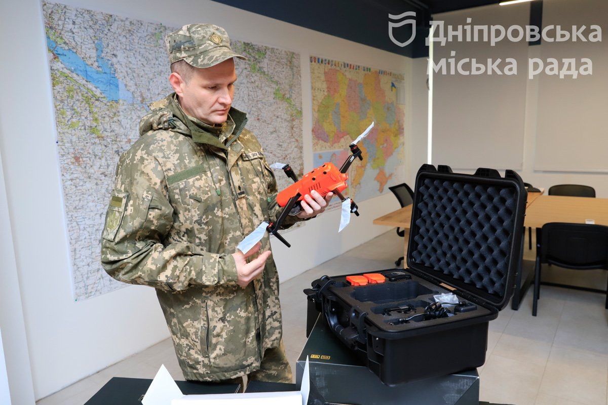 Дніпро передав Захисникам півсотні дронів