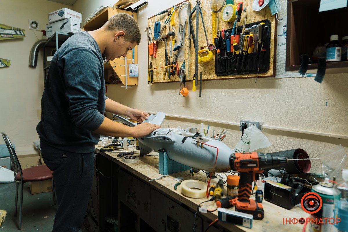 Майстрам-авіамоделістам довелося перекваліфікувались Майстрам-авіамоделістам довелося перекваліфікувались