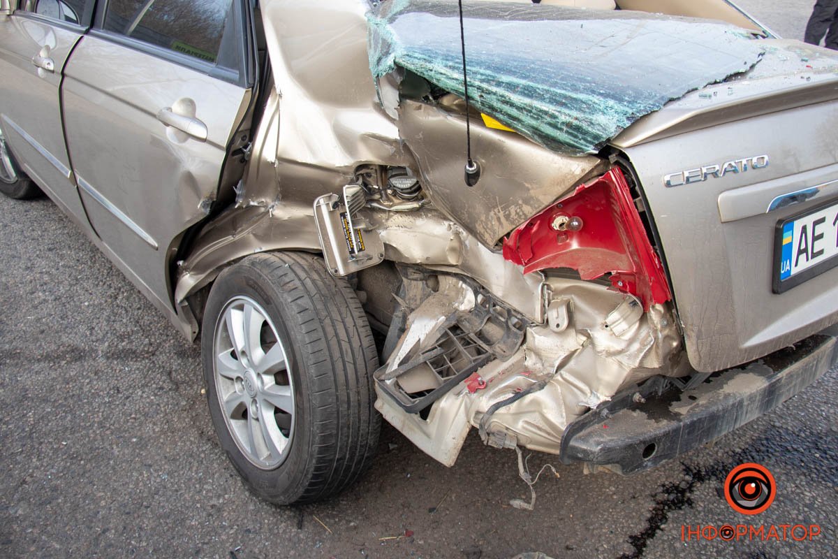 Наразі на місці працює слідчий з ДТП