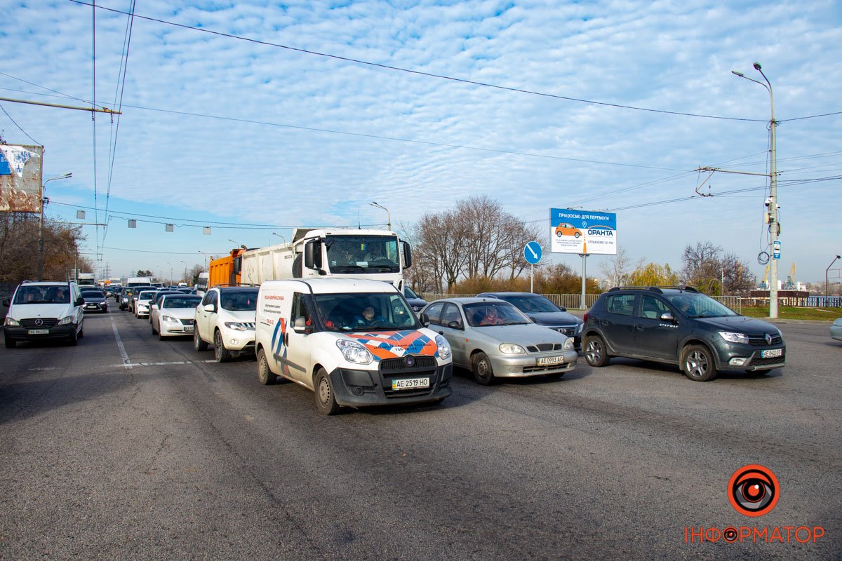 До уваги водіїв! Рух на перехресті вулиці Павлова та Набережної Заводської ускладнений