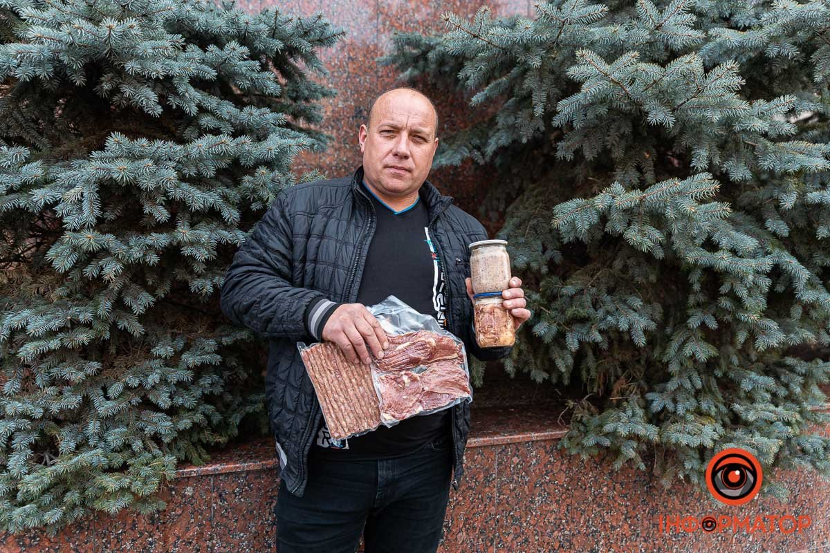 З самого початку Анатолій разом з дружиною став допомагати односельцям, які йшли боронити країну від російських загарбників З самого початку Анатолій разом з дружиною став допомагати односельцям, які йшли боронити країну від російських загарбників