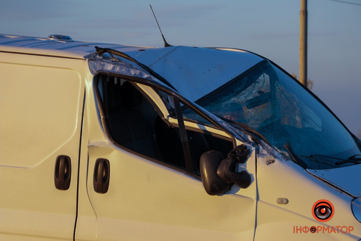 Тут Lexus влетів у відбійник, а Renault разом з причепом перевернувся Тут Lexus влетів у відбійник, а Renault разом з причепом перевернувся