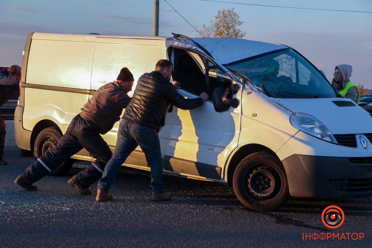 За словами водія Renault, він їхав у бік лівого берега За словами водія Renault, він їхав у бік лівого берега