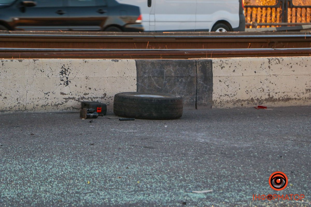 Аби не зіштовхнутися з причепом, водій вивернув руль та врізався в опору Аби не зіштовхнутися з причепом, водій вивернув руль та врізався в опору