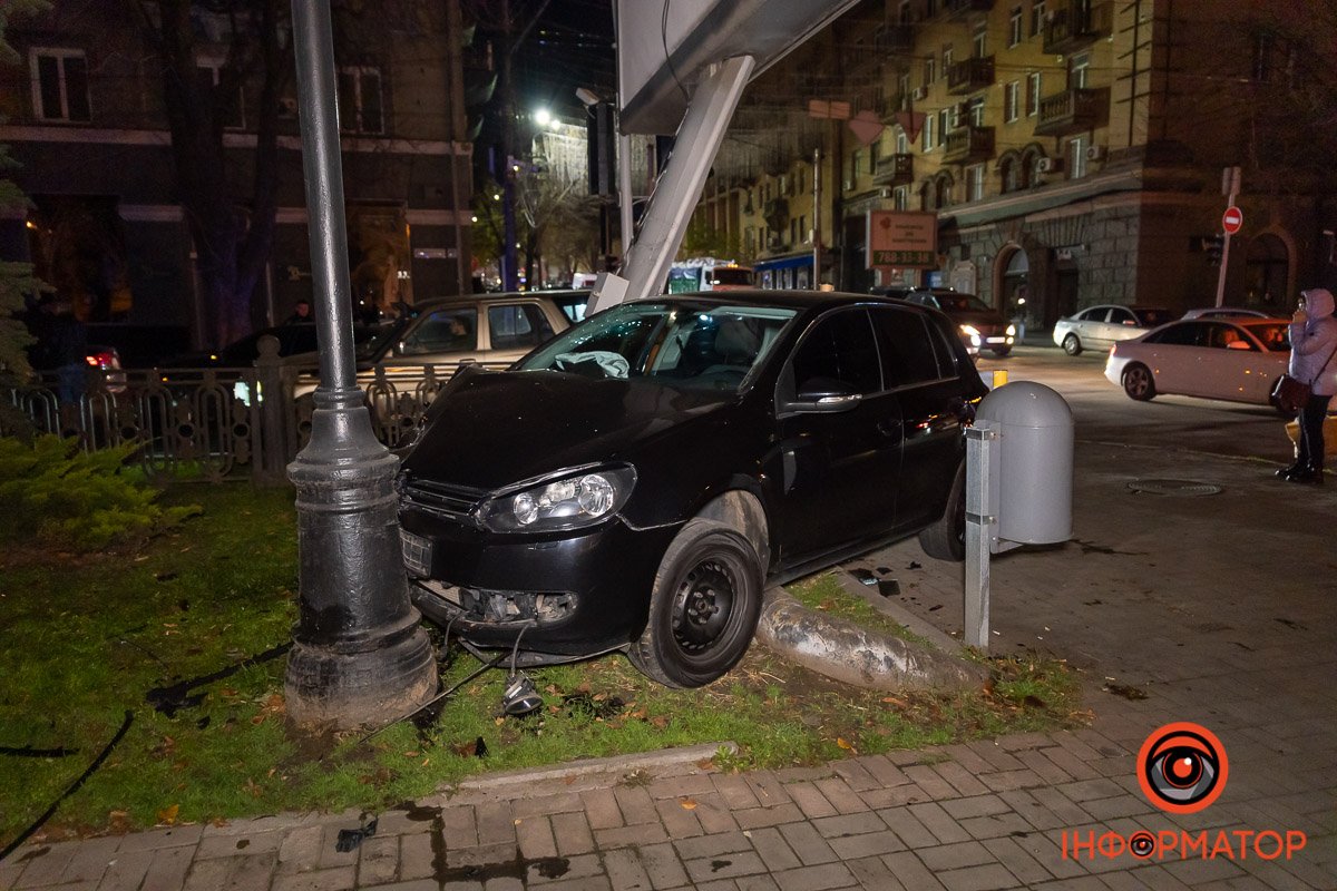 У вівторок, 15 листопада, на перехресті проспекту Дмитра Яворницького та вулиці Січових Стрільців сталася аварія У вівторок, 15 листопада, на перехресті проспекту Дмитра Яворницького та вулиці Січових Стрільців сталася аварія