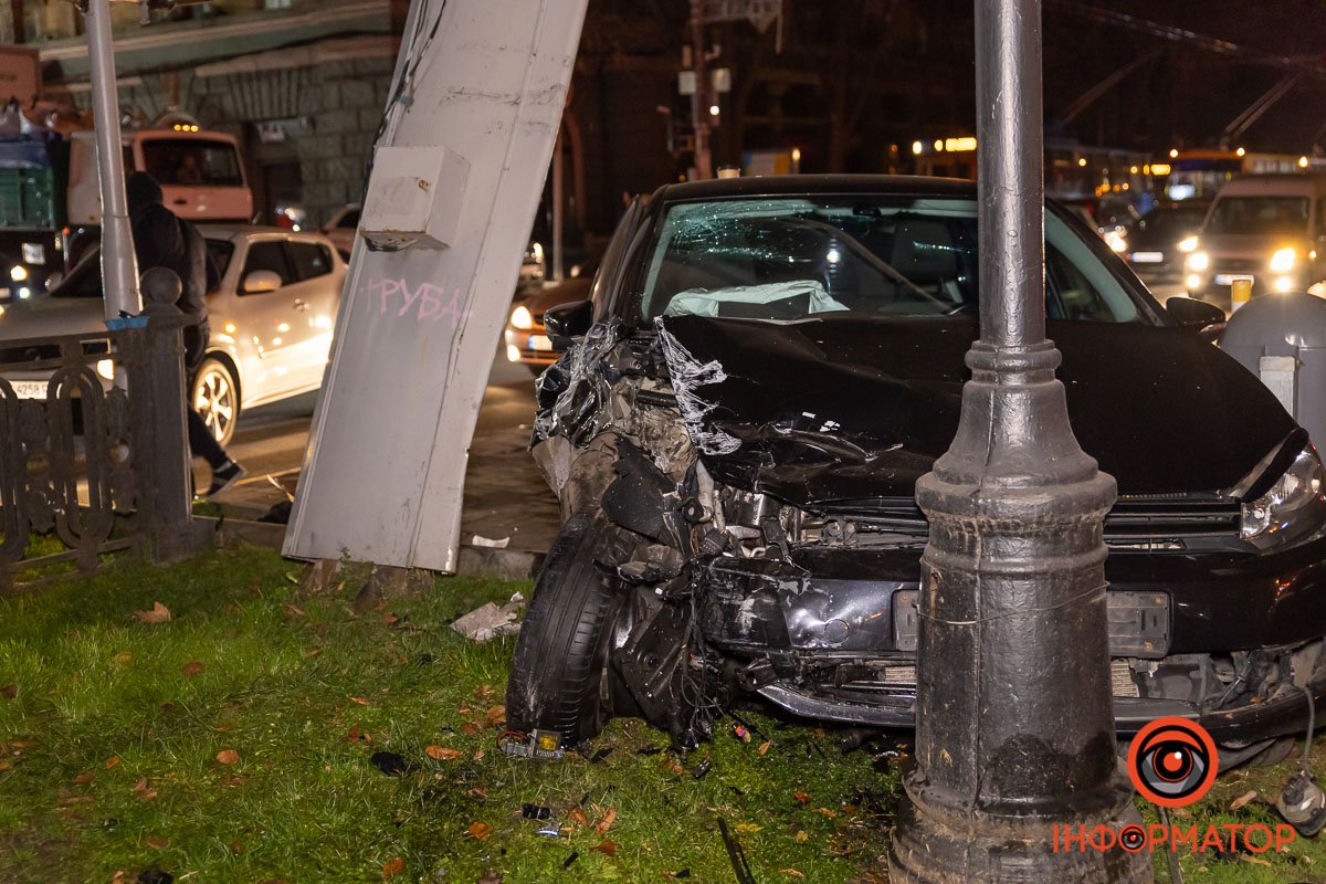 Тут зіштовхнулися Volkswagen Golf та Volkswagen Jetta Тут зіштовхнулися Volkswagen Golf та Volkswagen Jetta