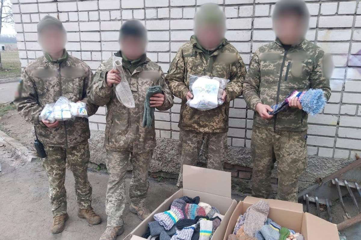 Бійці з подарунками від "В'язального батальйону"
