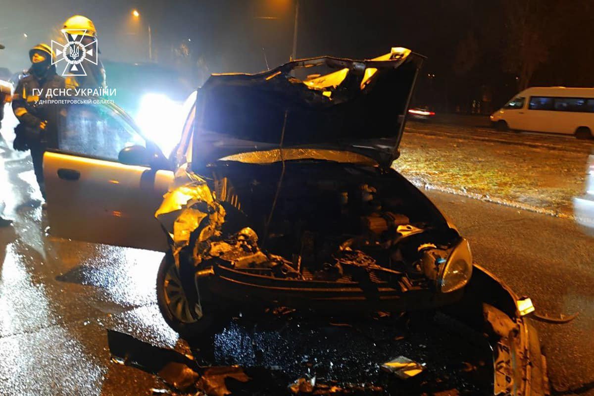 У Дніпрі на вулиці Бориса Кротова сталася аварія  У Дніпрі на вулиці Бориса Кротова сталася аварія