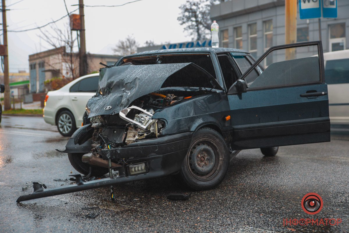 Постраждав водій легковика та пасажирка автобуса Постраждав водій легковика та пасажирка автобуса