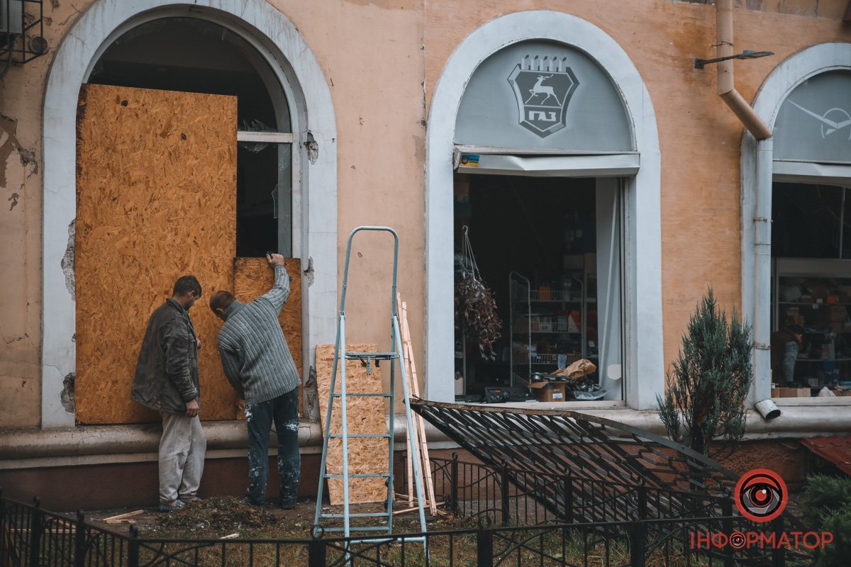 Люди закривають пошкодження дерев'яними щитами
