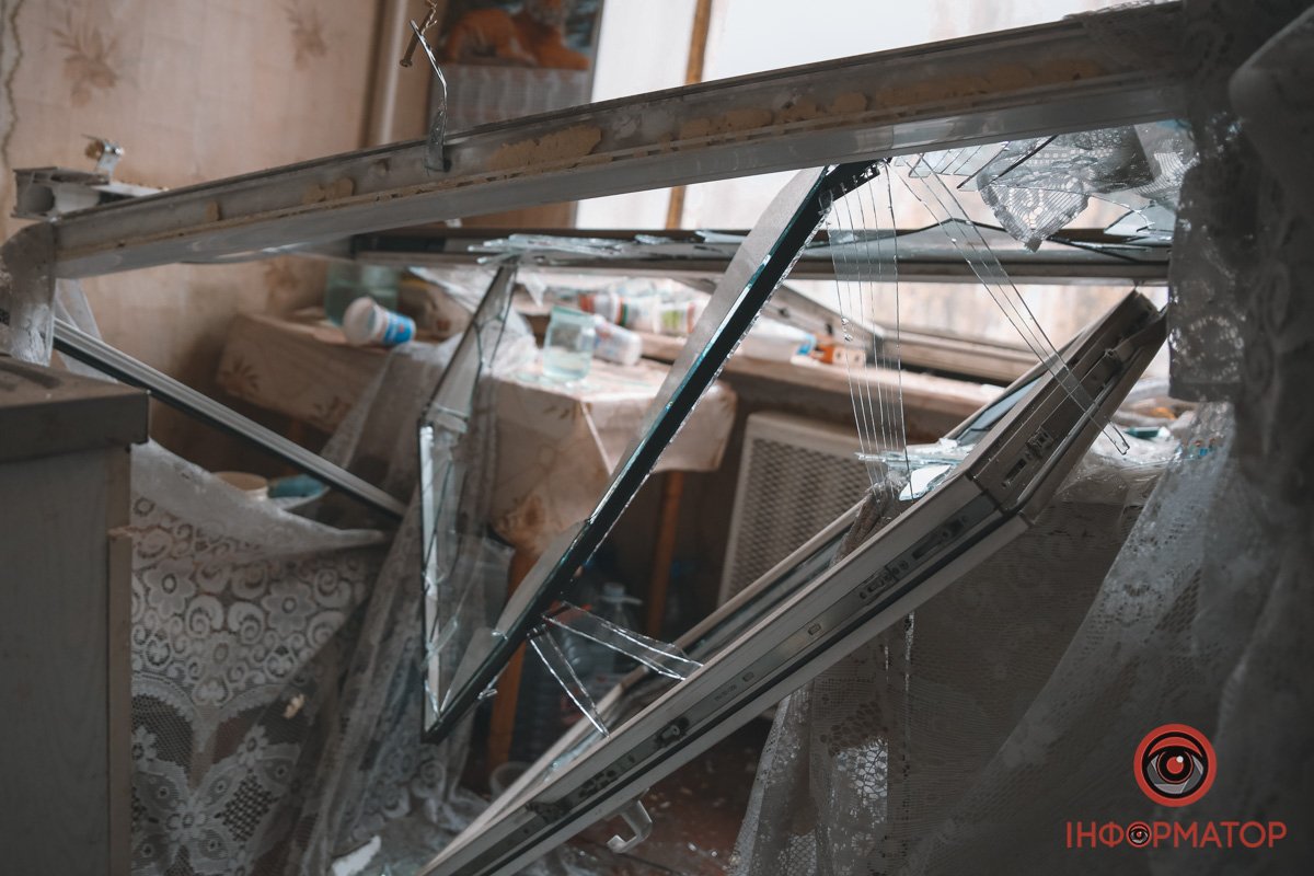 Шибки винесло разом з рамою