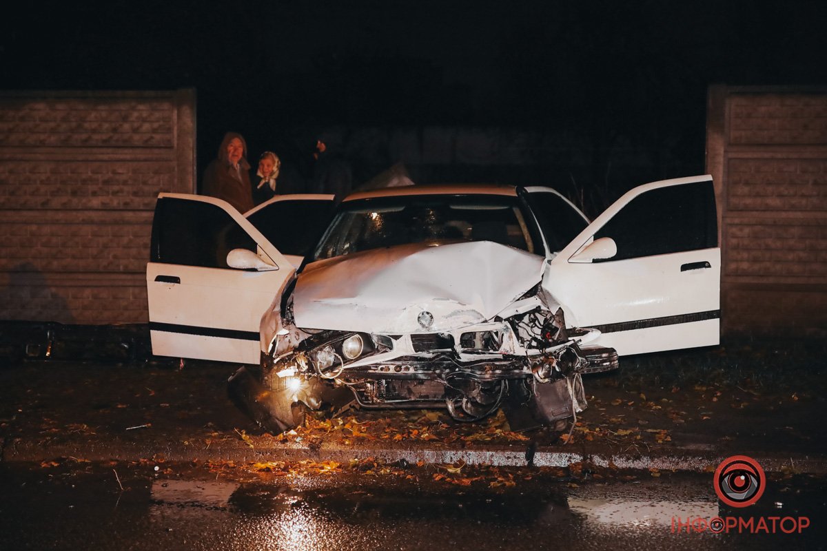 BMW влетів у паркан BMW влетів у паркан