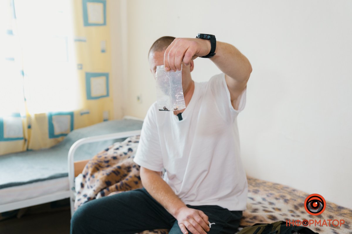 Ось такі шматки металу медики дістають з наших бійців