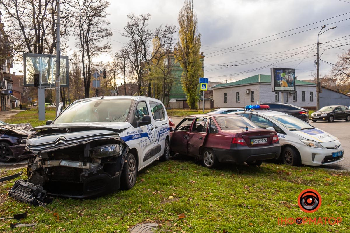 У суботу, 19 листопада, у Дніпрі на вулиці Антоновича сталася ДТП У суботу, 19 листопада, у Дніпрі на вулиці Антоновича сталася ДТП