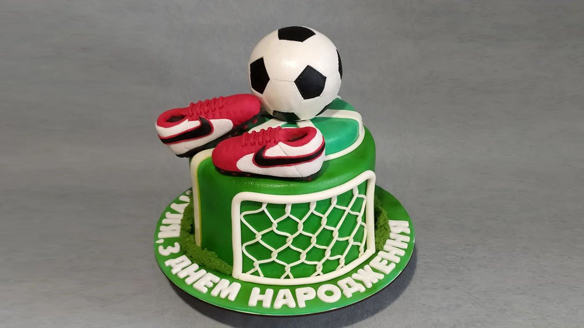 Кондитер из Днепра изготовил торт к Чемпионату мира по футболу
