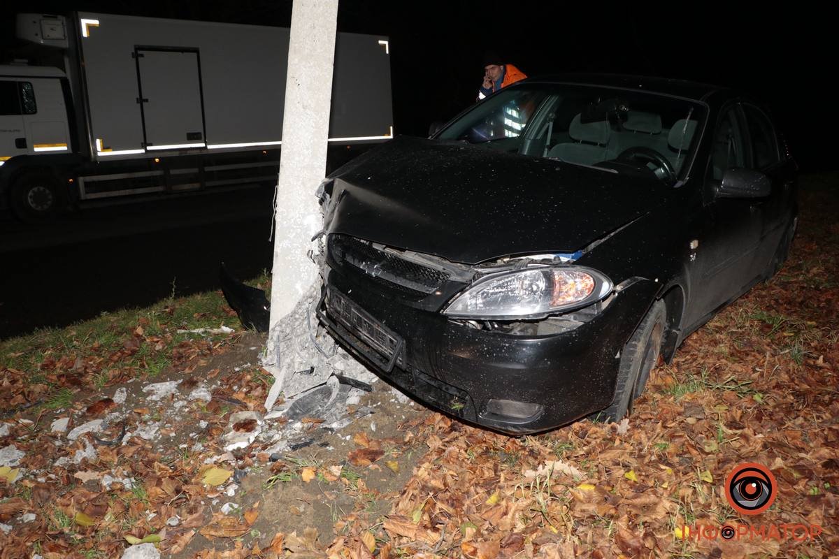 Тут Chevrolet влетів в електроопору Тут Chevrolet влетів в електроопору