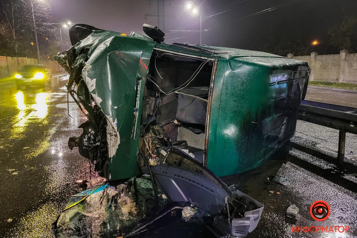 Тут Mercedes влетів в електроопору та перекинувся на дах Тут Mercedes влетів в електроопору та перекинувся на дах