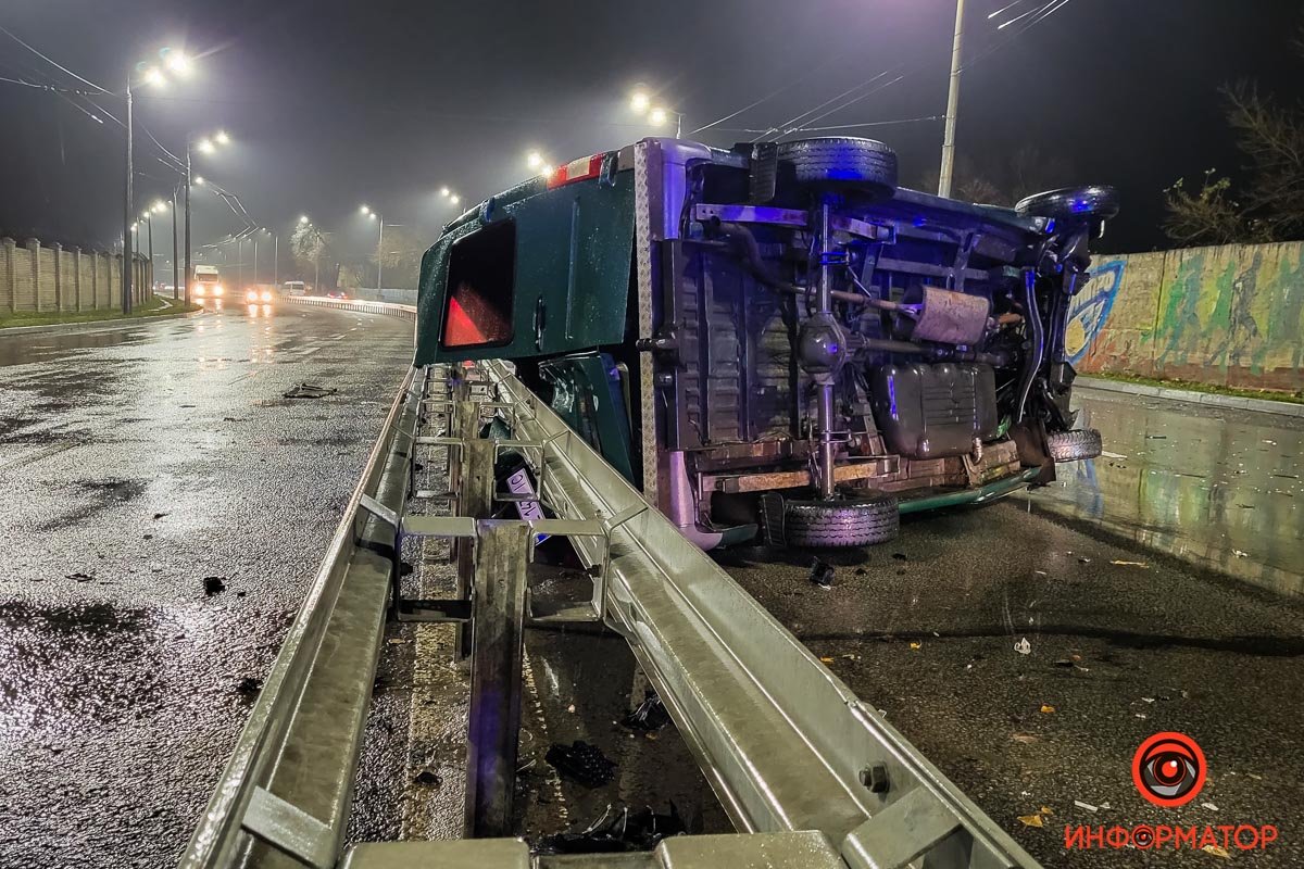 За попередньою інформацією від патрульних, водія автівки шпиталізували до 16-ої лікарні За попередньою інформацією від патрульних, водія автівки шпиталізували до 16-ої лікарні