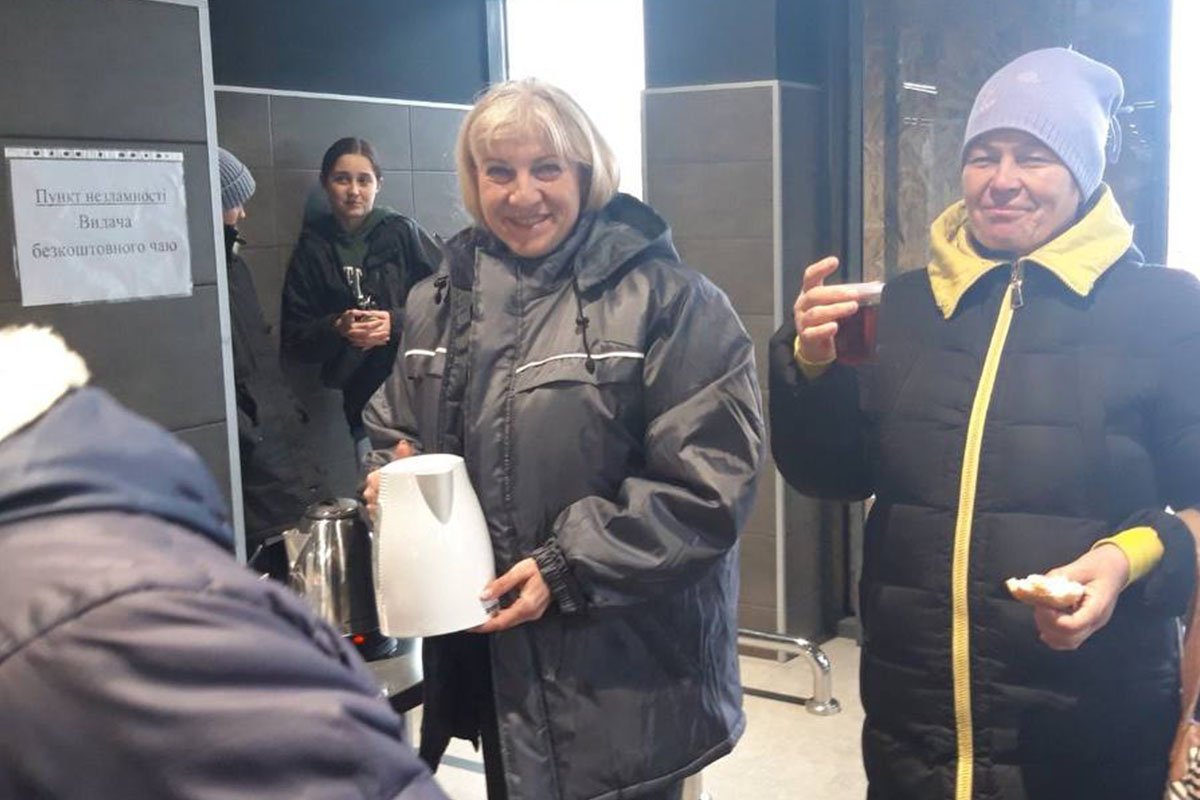 У Херсоні для місцевих жителів облаштували зону де вони мають змогу випити гарячого чаю
