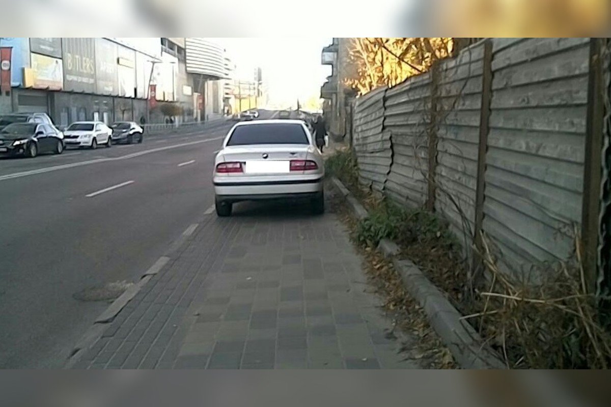 Дніпровські водії дивують паркуванням своїх "ластівок" Дніпровські водії дивують паркуванням своїх "ластівок"