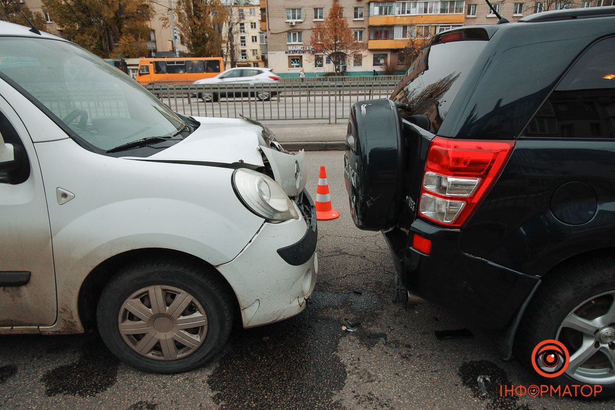 Позаду Suzuki стояла Renault білого кольору Позаду Suzuki стояла Renault білого кольору