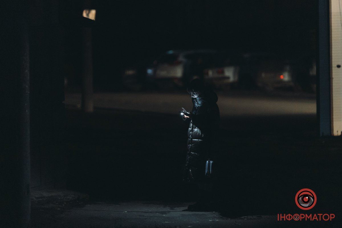 Ліхтарик на телефоні виручає 