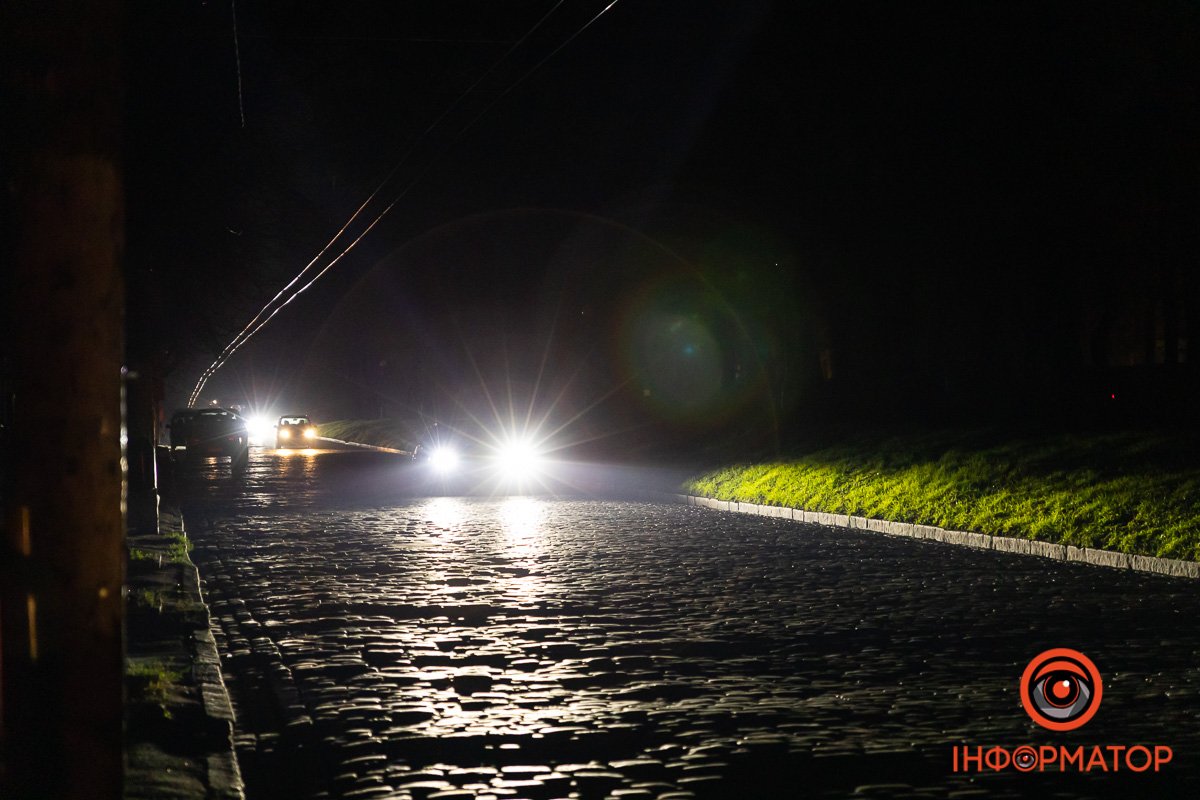 Через знеструмлення у Дніпрі виникла величезна черга на зупинках громадського транспорту.