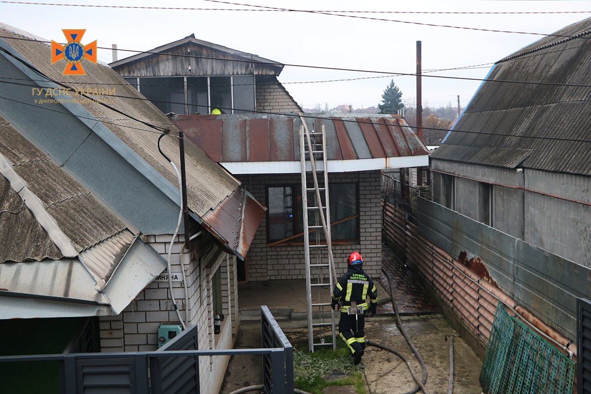 Там вогонь охопив двоповерховий житловий будинок