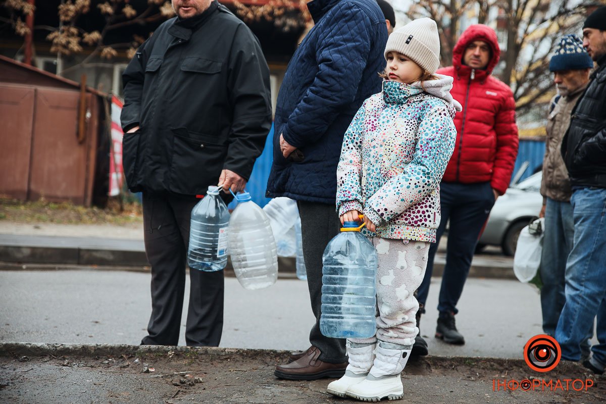 У чергах стоять навіть діти