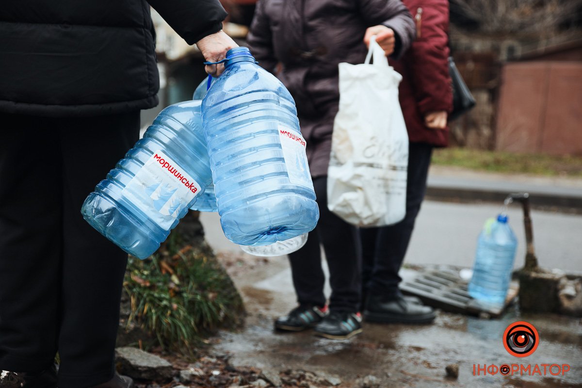 Люди продовжують запасатися водою