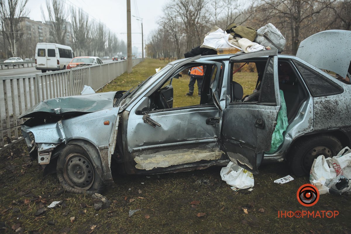 На Набережній Заводській Daewoo на швидкості врізався у паркан На Набережній Заводській Daewoo на швидкості врізався у паркан