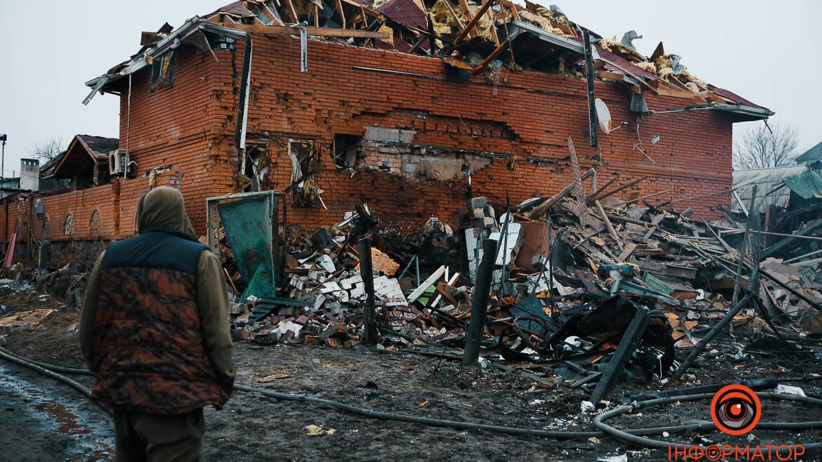 Убитый пес, сгоревшие авто и тонна обломков: фото с места "прилета" в Днепре