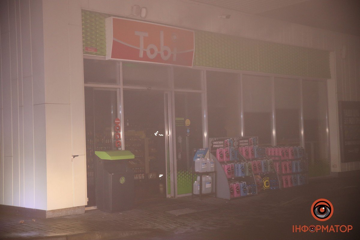 За попередньою інформацією, задимлення виникло на даху будівлі