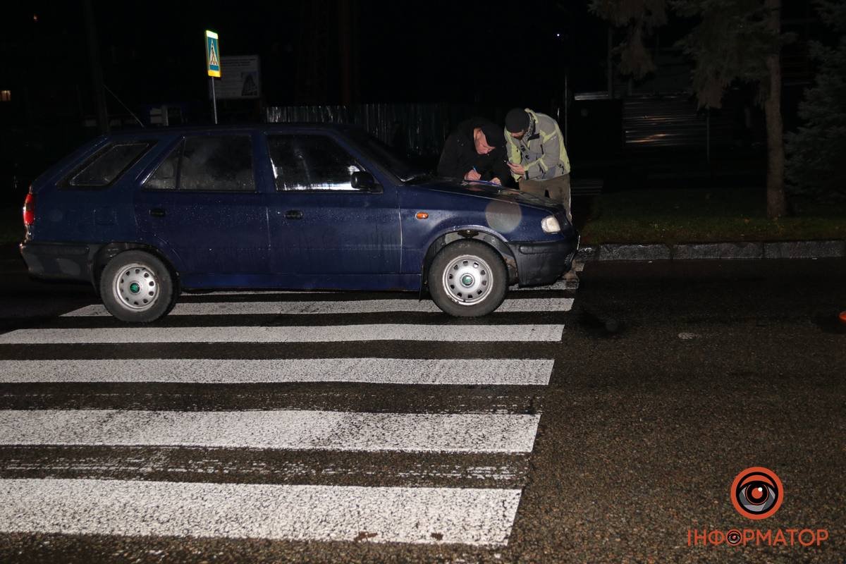 Тут жінка потрапила під колеса Skoda Тут жінка потрапила під колеса Skoda