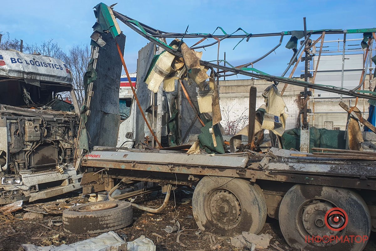 Знищено 4 вантажівки Знищено 4 вантажівки
