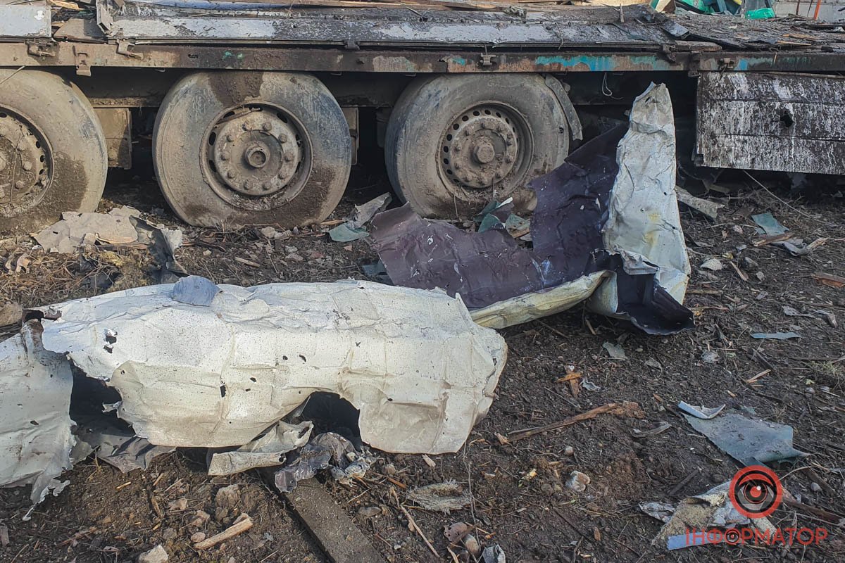 Шматки металевого корпусу Шматки металевого корпусу