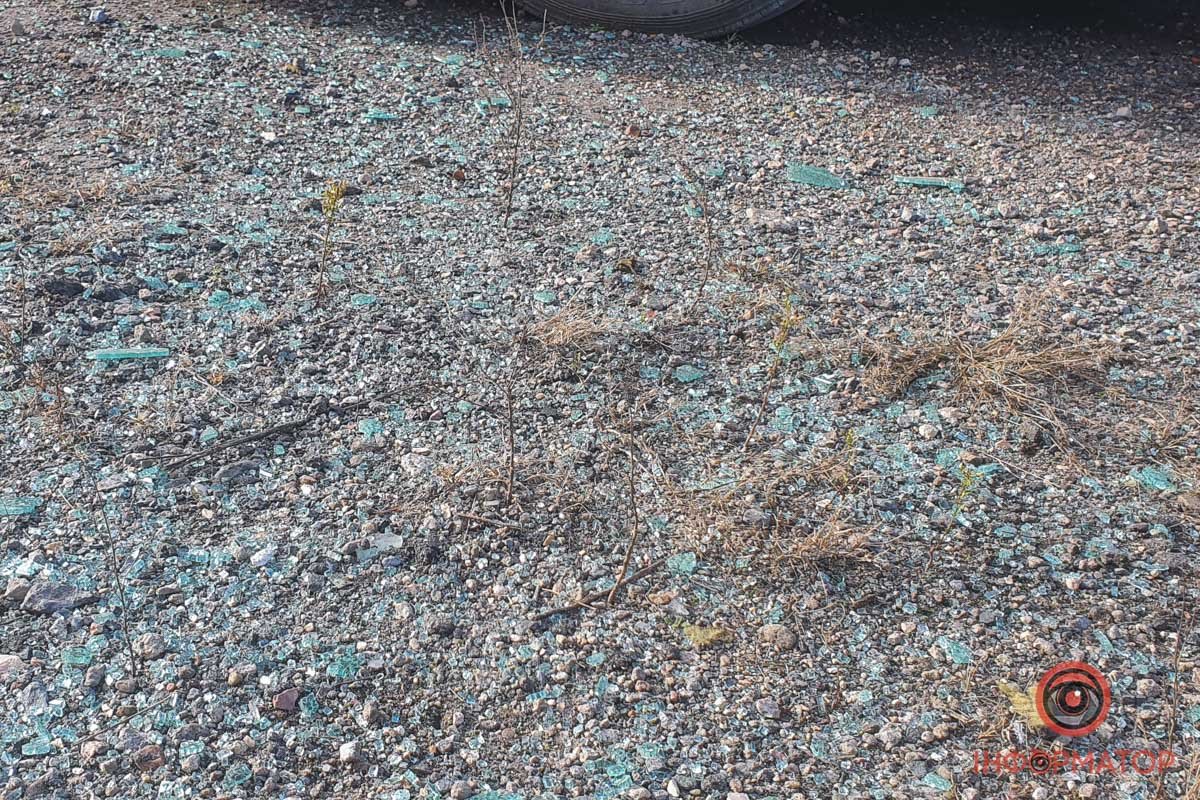 Усе вкрито шаром битого скла Усе вкрито шаром битого скла