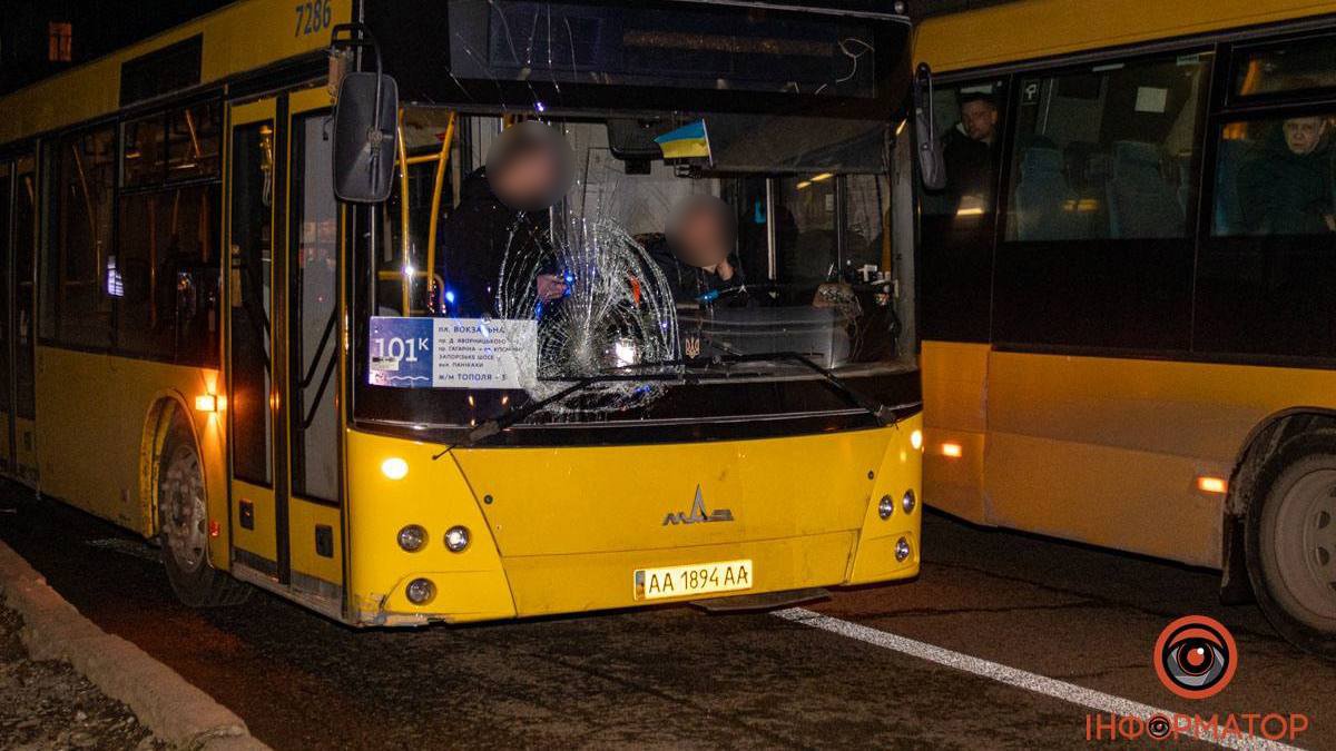 В Днепре на Гагарина женщина попала под колеса автобуса: нужна помощь свидетелей