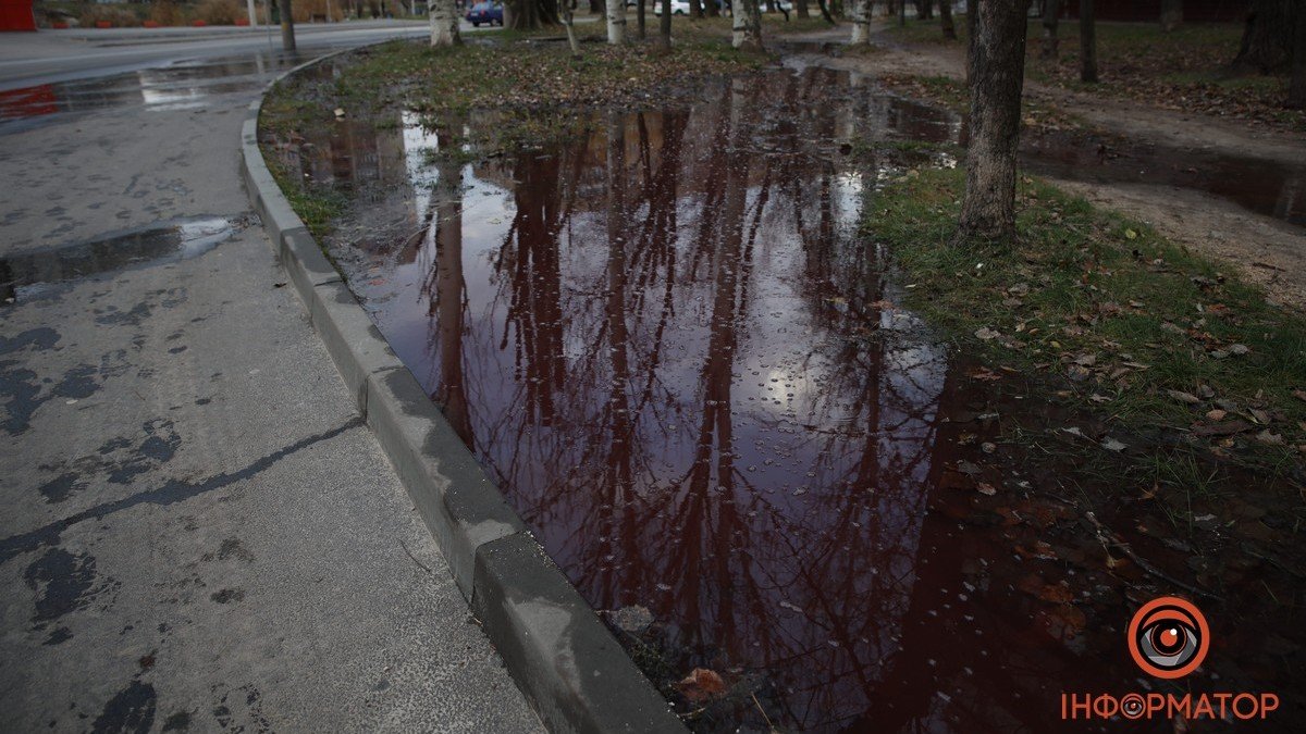 У Дніпрі у провулку Добровольців тротуар залило червоною водою