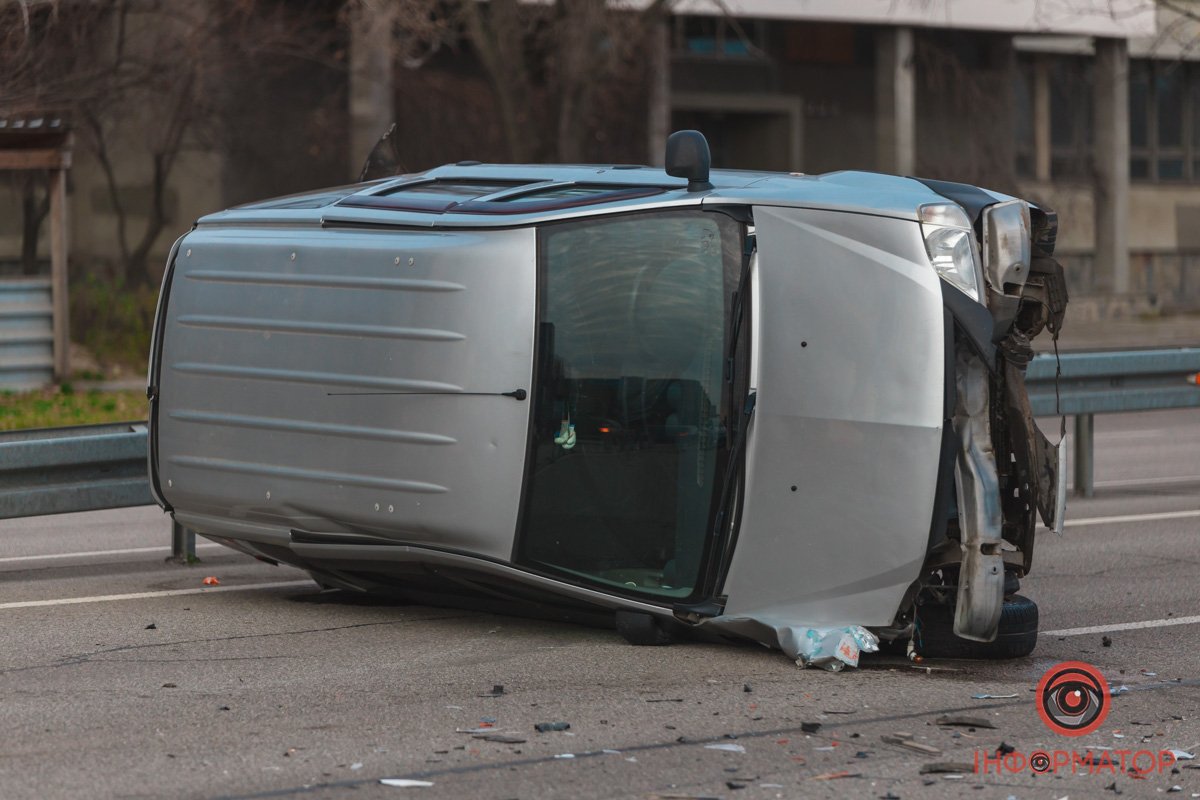 У четвер, 1 грудня, на Набережній Перемоги трапилася аварія У четвер, 1 грудня, на Набережній Перемоги трапилася аварія