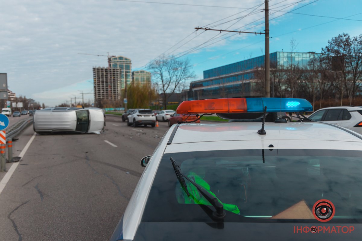 У Дніпрі на Набережній перемоги зіштовхнулись Hyundai та Renault: машина перекинулась на бік 11