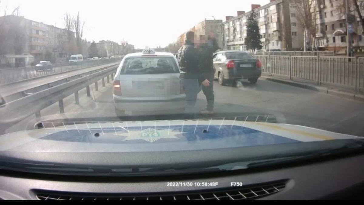 В Днепре полицейский спас мужчину, у которого произошел эпилептический приступ: видео момента