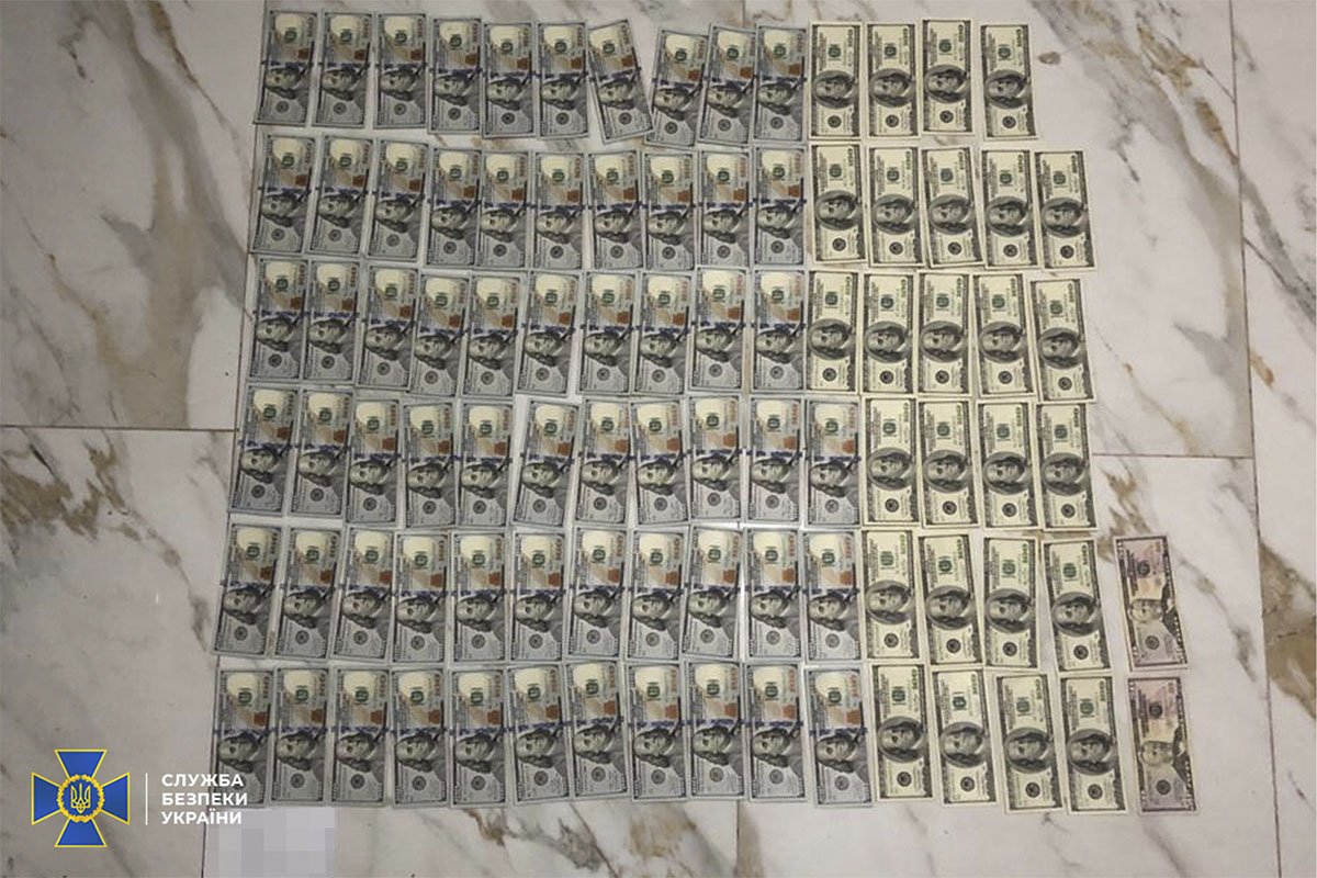 Чиновника затримали під час отримання грошей