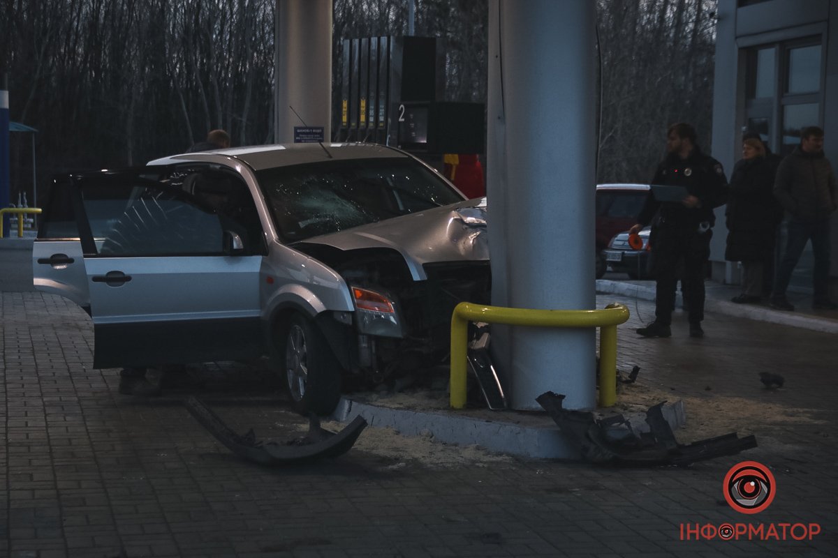 Водій не впорався з керуванням та влетів у заправну колонку
