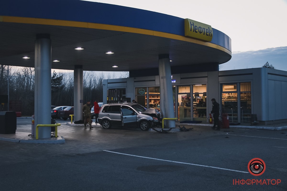 У машини розбите переднє скло, та передній бампер